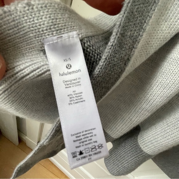 Lululemon Opened Up Poncho - Picture 7 of 10